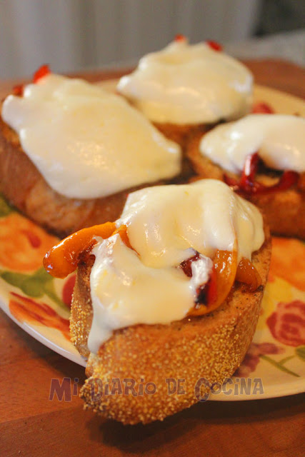 Sopa de tomate y crostini con mozzarella y pimentón