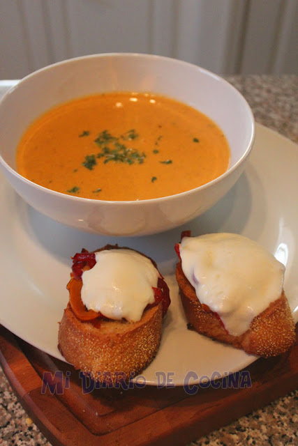 Sopa de tomate y crostini con mozzarella y pimentón