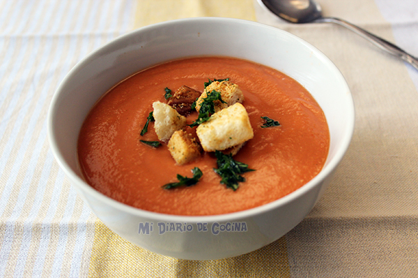 Sopa-de-tomates,-apio-y-zapallo-italiano01