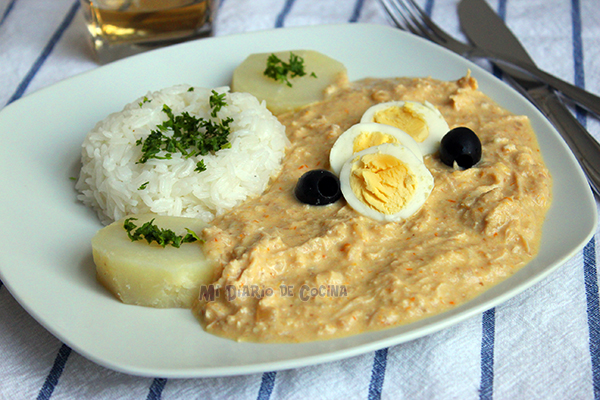 Spicy shredded chicken in sauce (Ají de gallina)