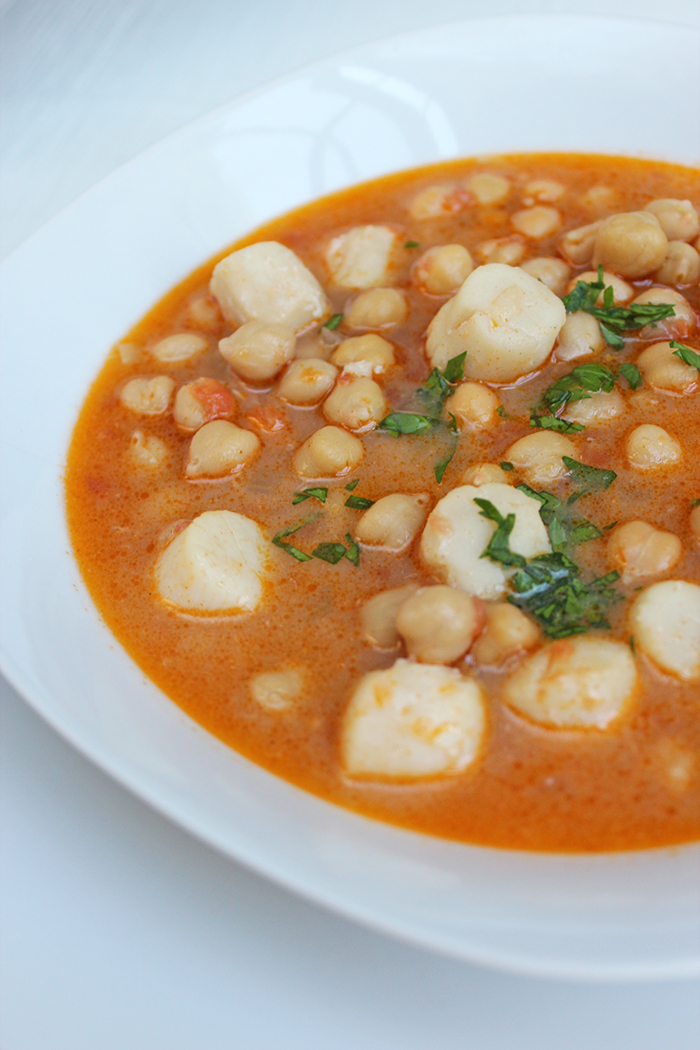 Chickpeas with scallops