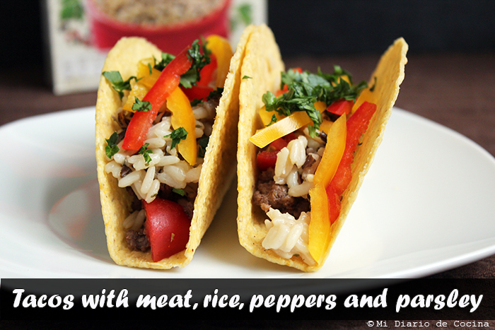 Tacos con carne, arroz, pimentones y perejil