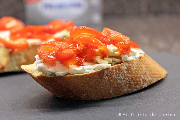 Crostinis with cream cheese and caramelized bell peppers