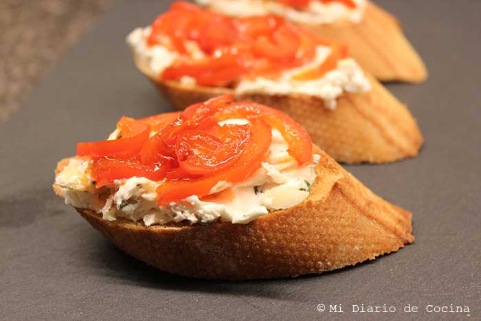 Crostinis with cream cheese and caramelized bell peppers