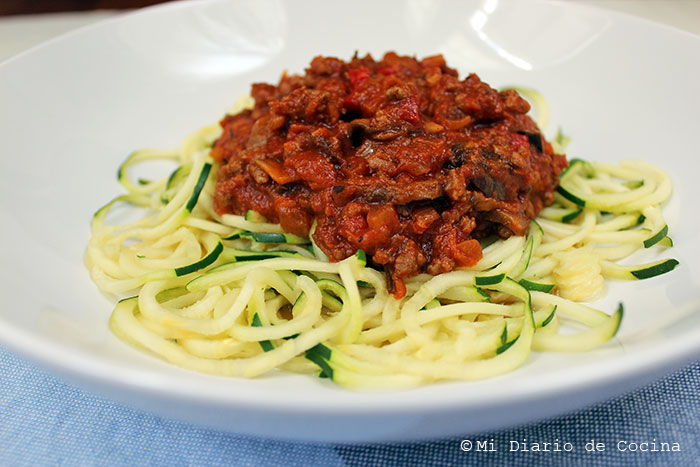 Zucchini pasta with tomatoes and meat sauce