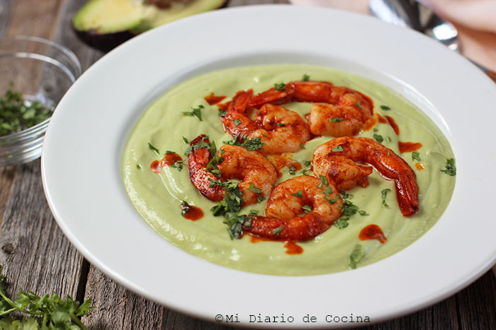 Sopa fría de palta con camarones