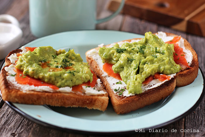 Tostadas con queso cabra, salmón ahumado y aguacate