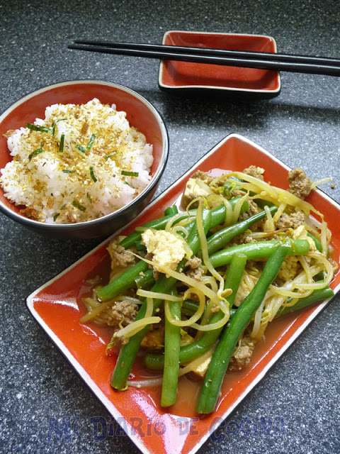 Carne, tofu y vegetales con salsa de soya