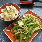 Carne, tofu y vegetales con salsa de soya