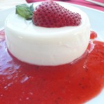 Panna cotta con coulis de frutillas