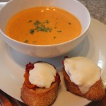 Sopa de tomate y crostini con mozzarella y pimentón