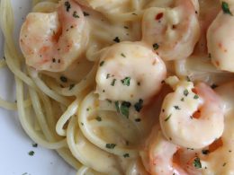 Pasta con salsa de queso y bacón, un plato muy sencillo