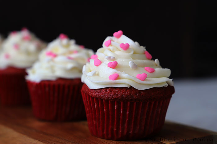 https://www.midiariodecocina.com/wp-content/uploads/2013/02/Cupcakes-de-red-velvet04.jpg 