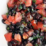 Ensalada de porotos negros (frijoles) y tomate