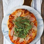 Pizza con cebolla caramelizada