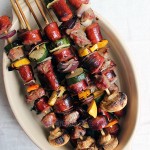 Anticuchos de carne y vegetarianos