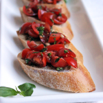 Bruschetta de tomate cherry y albahaca