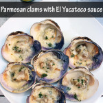 Almejas a la parmesana con salsa El Yucateco