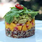 Timbal de quinoa, mango y aguacate