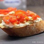 Crostinis con queso crema y morrón acaramelado