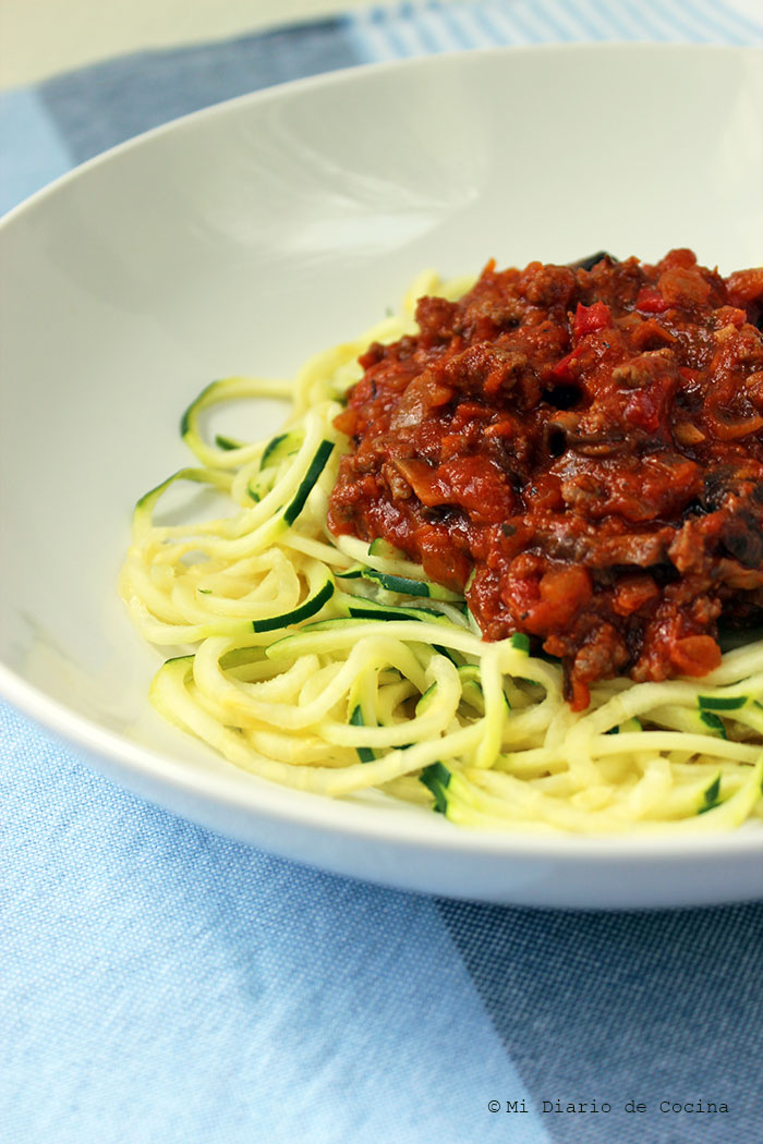 Spaghetti de zapallo italiano y salsa de tomates con carne