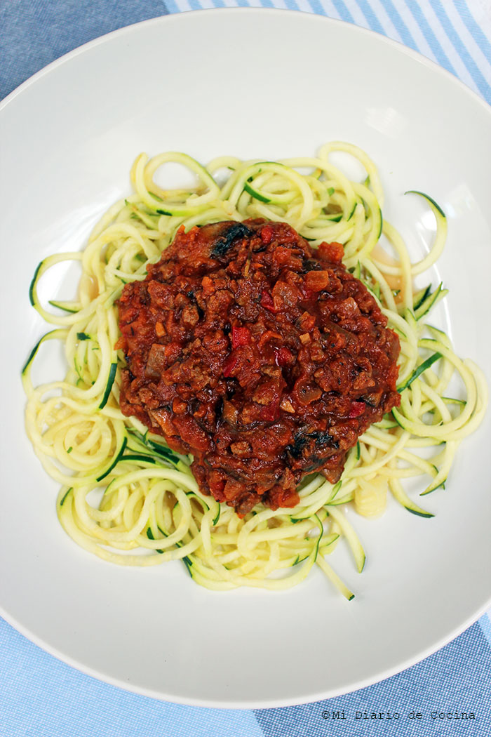 Spaghetti de zapallo italiano y salsa de tomates con carne