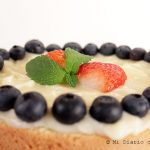 Torta de bizcocho, crema pastelera y berries