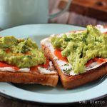 Tostadas con queso cabra, salmón ahumado y aguacate