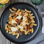 Pasta con carne y vegetales salteados