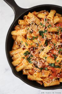 Pasta con pavo y champiñones