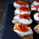 Crostinis de pimentón y queso mozzarella