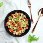 Ensalada de pasta, tomate y albahaca