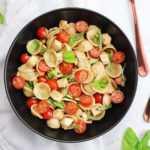 Ensalada de pasta, tomate y albahaca