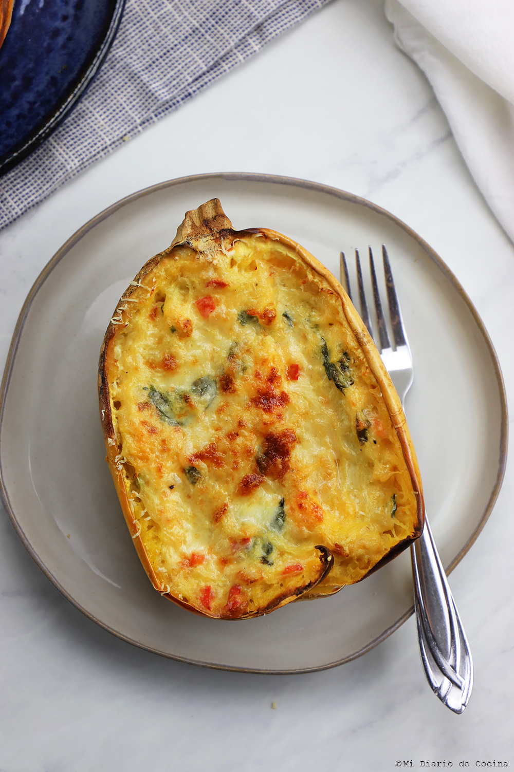 Zapallo spaghetti relleno con espinacas y pimentón