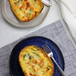 Zapallo spaghetti relleno con espinacas y pimentón