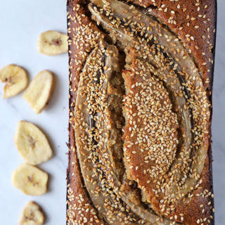 Queque de almendras, banana y tahini